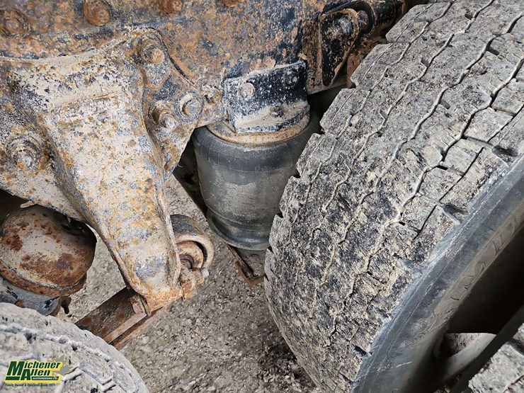 2004-freightliner-fl80-image-14