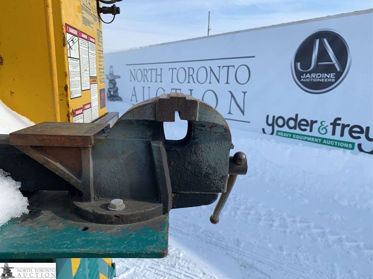 2010-freightliner-m2-106-image-33