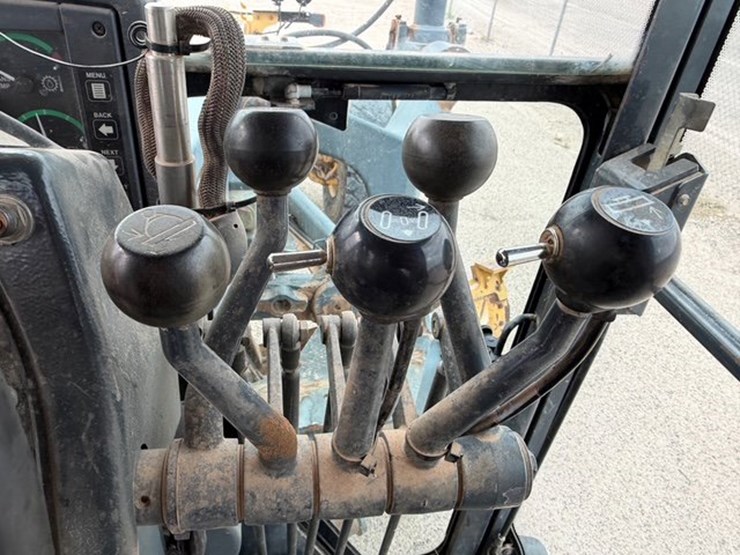 2005-deere-672d-image-16