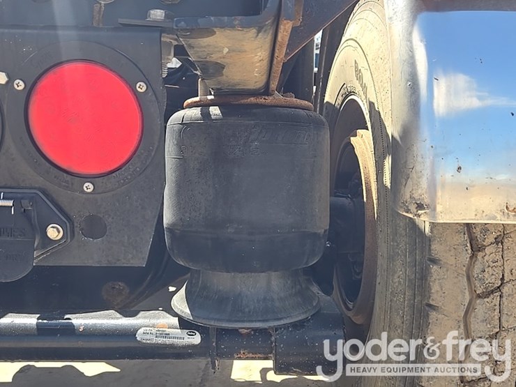 2014-kenworth-t880-image-37