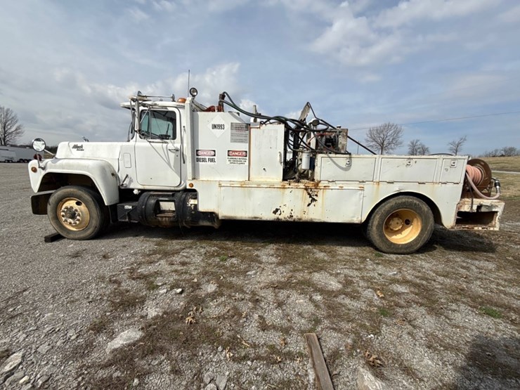 #31721-•-1989-mack-r690t-single-axle-fuel-truck-image-47