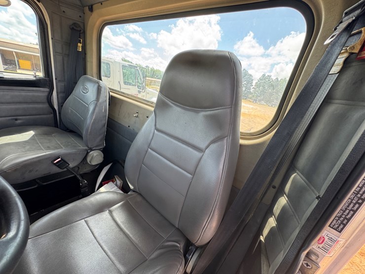 2003-peterbilt-330-image-12