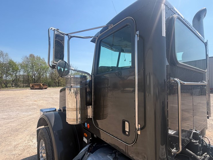 2009-peterbilt-367-image-34
