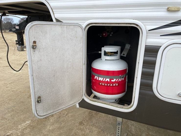 #201-•-2014-palomino-puma-253-fbs-27'-fifth-wheel-camper-(has-wi-title)-image-38