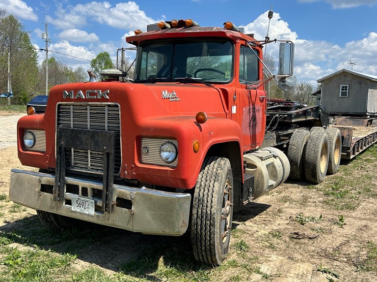 #31965-•-1989-mack-r688-tandem-axle-truck-tractor-image-1