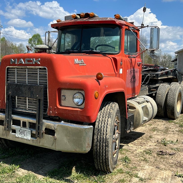 #31965 • 1989 MACK R688 TANDEM AXLE TRUCK TRACTOR