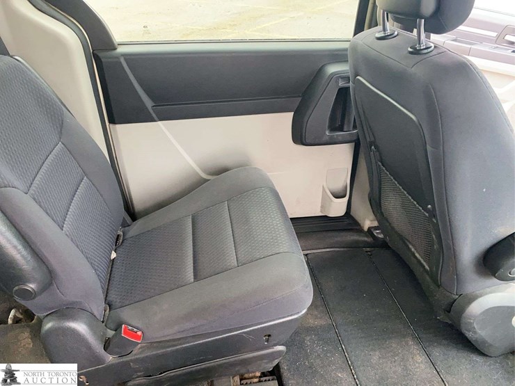 2010-dodge-grand-caravan-se-image-26