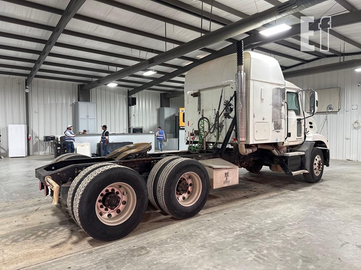 2010-mack-pinnacle-cxu613-image-3