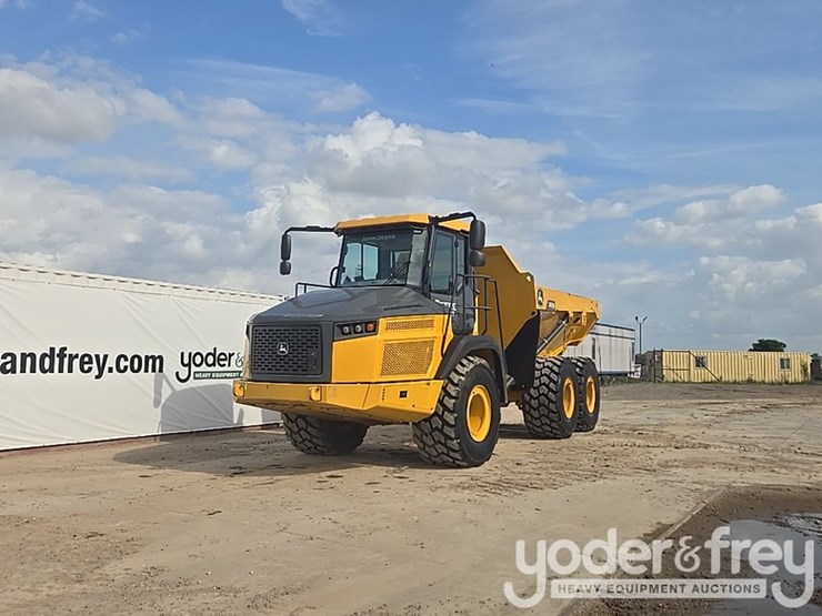 2022-deere-260e-image-1