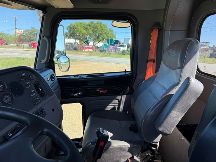 2020-peterbilt-367-image-11