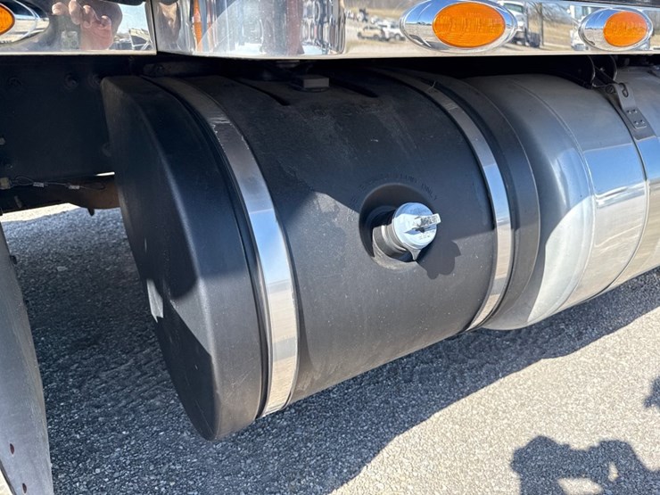 2018-peterbilt-579-image-30