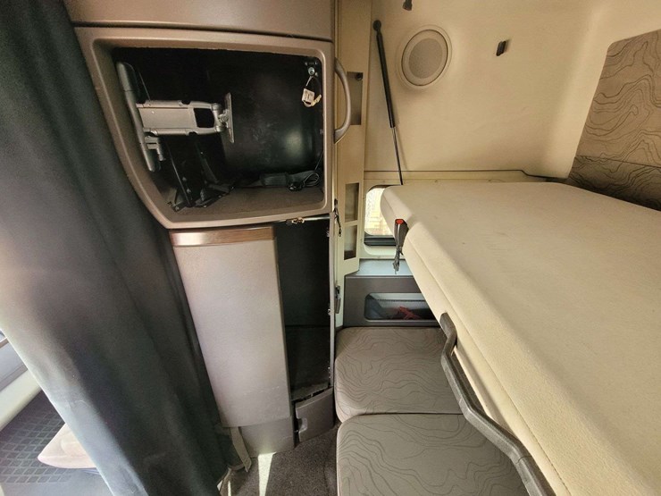 2018-volvo-vnl-conventional-new-generation-image-18