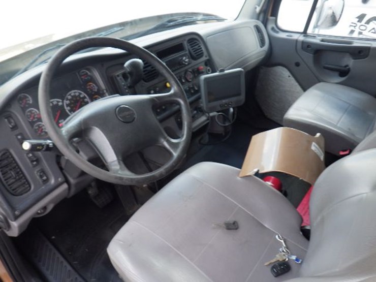 2019-freightliner-m2-106-image-13