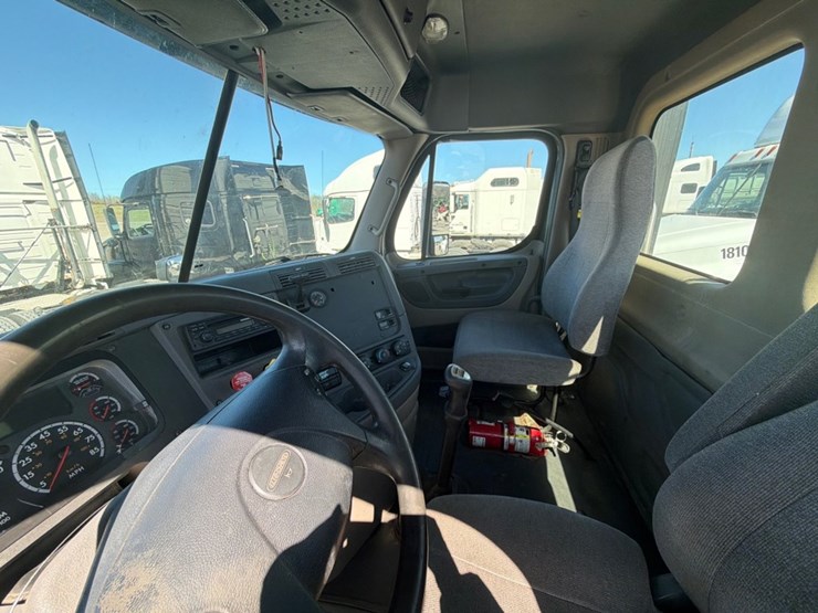 #31953-•-2013-freightliner-tandem-axle-truck-tractor-image-7