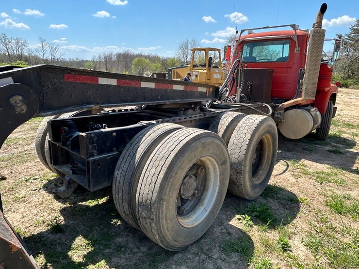#31965-•-1989-mack-r688-tandem-axle-truck-tractor-image-6
