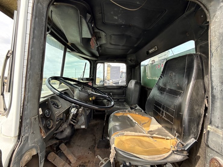 #31721-•-1989-mack-r690t-single-axle-fuel-truck-image-12