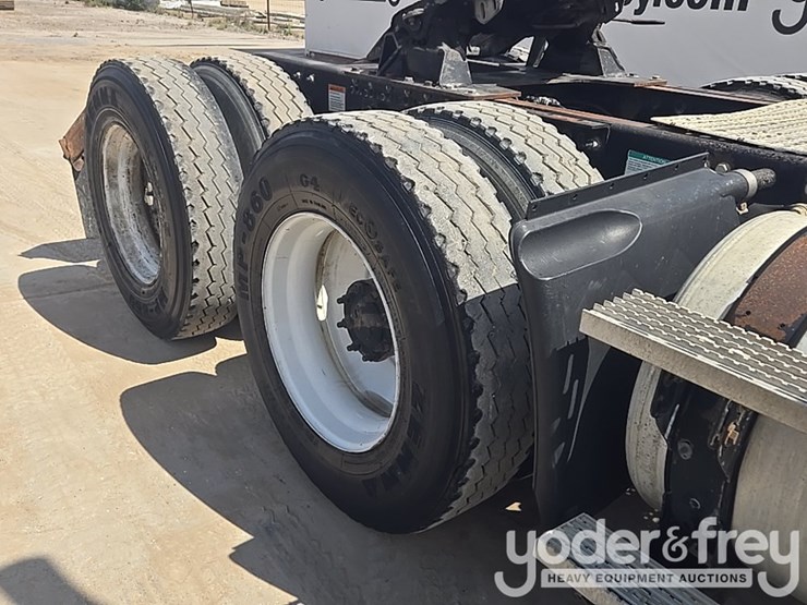 2011-freightliner-cascadia-125-image-15