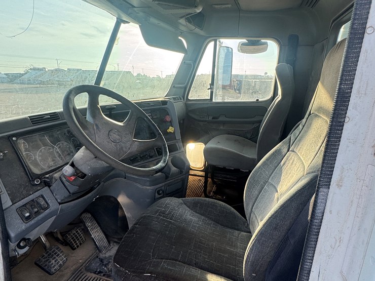 2005-freightliner-columbia-120-image-5