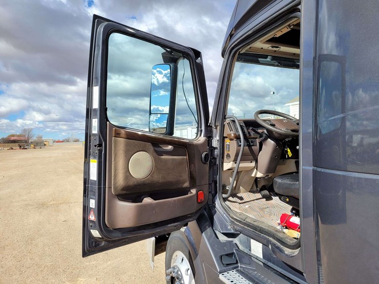 2018-volvo-vnl-conventional-new-generation-image-14