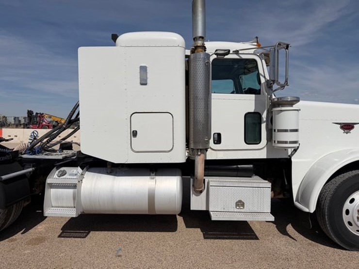 2009-peterbilt-388-image-4