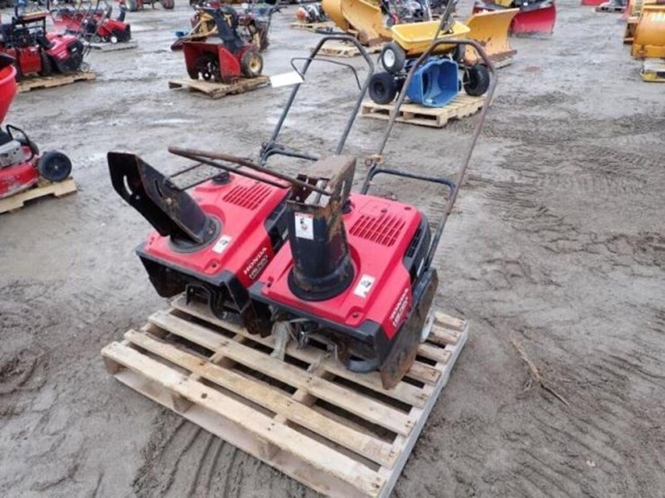 qty-of-(2)-honda-hs720-20-in.-snowblowers-image-1