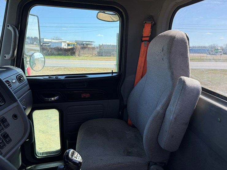 2020-peterbilt-367-image-16