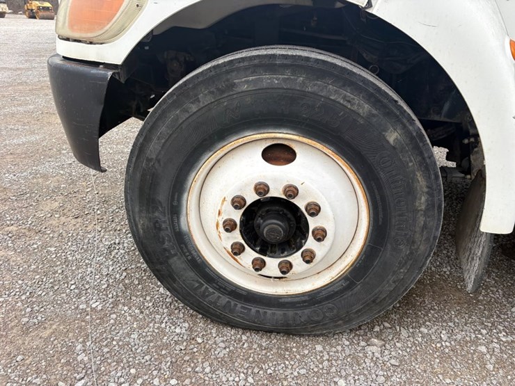 2007-peterbilt-335-image-13