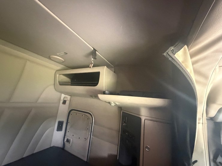 2019-peterbilt-567-image-34