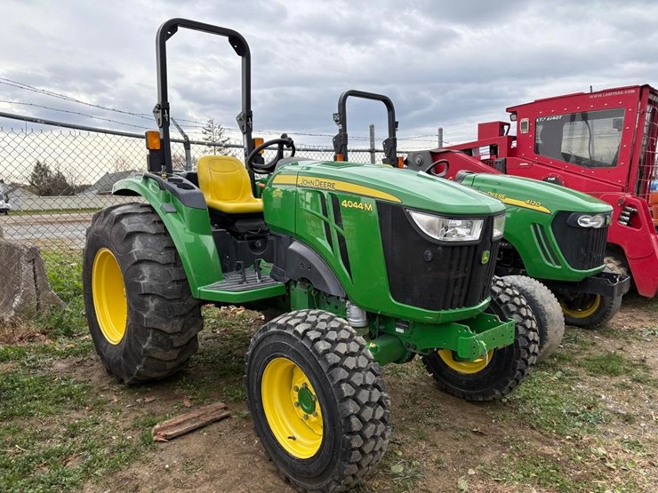 2019-john-deere-4044m-image-2