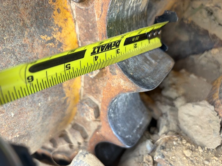 deere-750c-lt-image-16