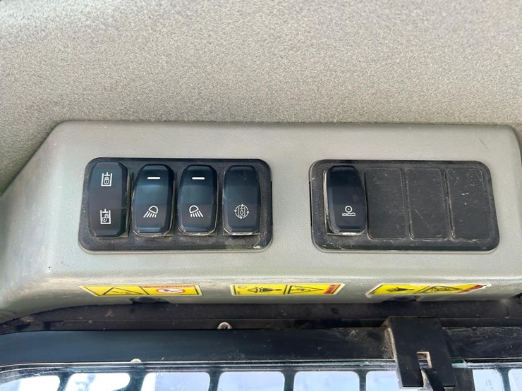 2022-caterpillar-259d3-image-24