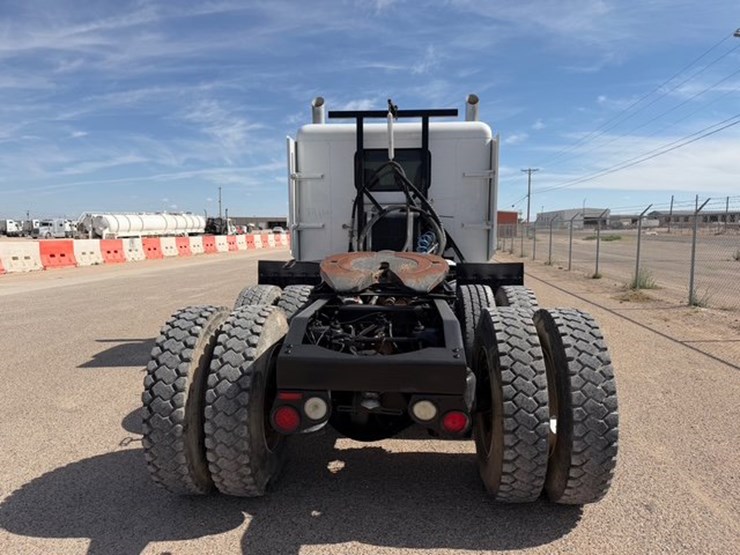 2009-peterbilt-388-image-7