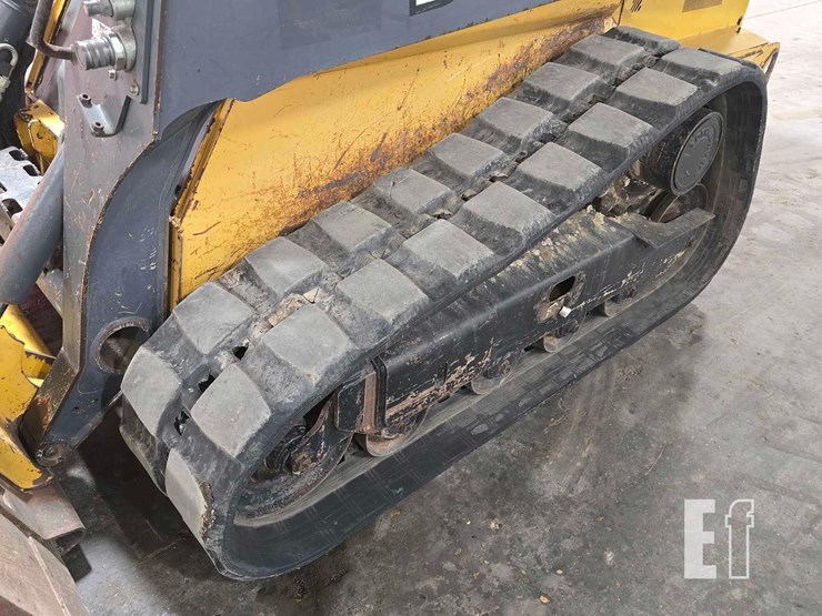 2014-deere-323e-image-24