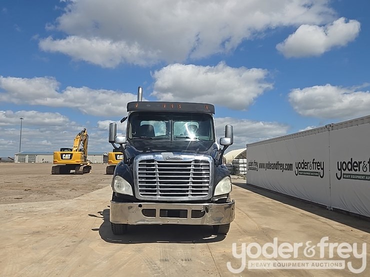 2011-freightliner-cascadia-125-image-8