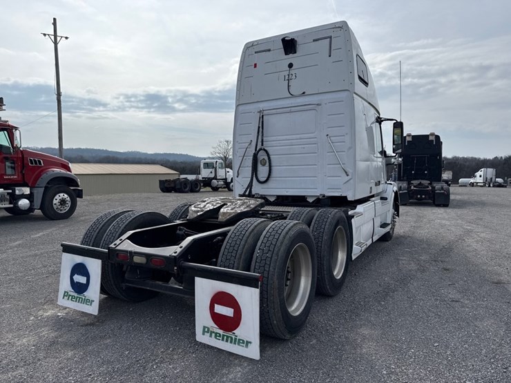 #31956-•-2012-volvo-vnl-tandem-axle-truck-tractor-image-3