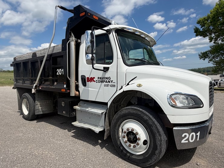 2020-freightliner-m2-106-image-2