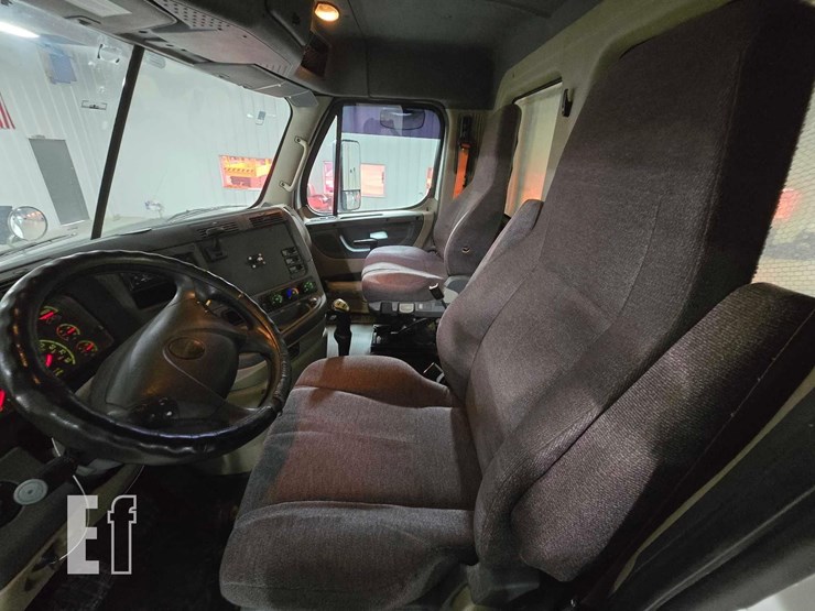 2014-freightliner-cascadia-125-image-9