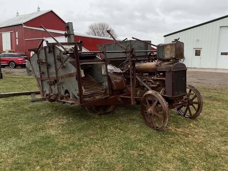 fordson-with-mounted-gleaner-combine-image-4