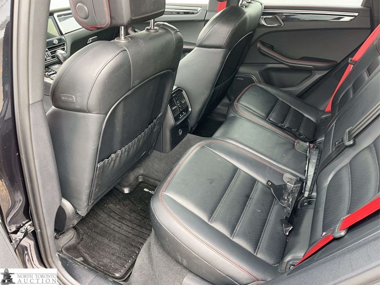 2024-porsch-macan-gts-image-15