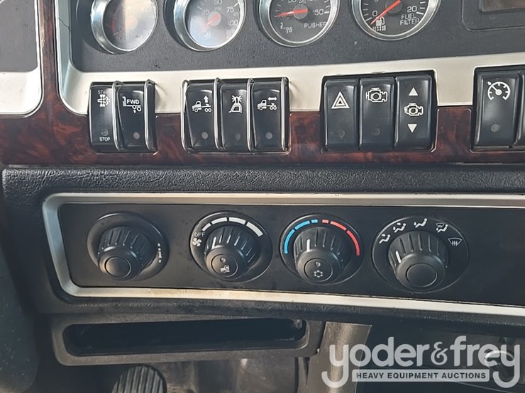 2014-kenworth-t880-image-131