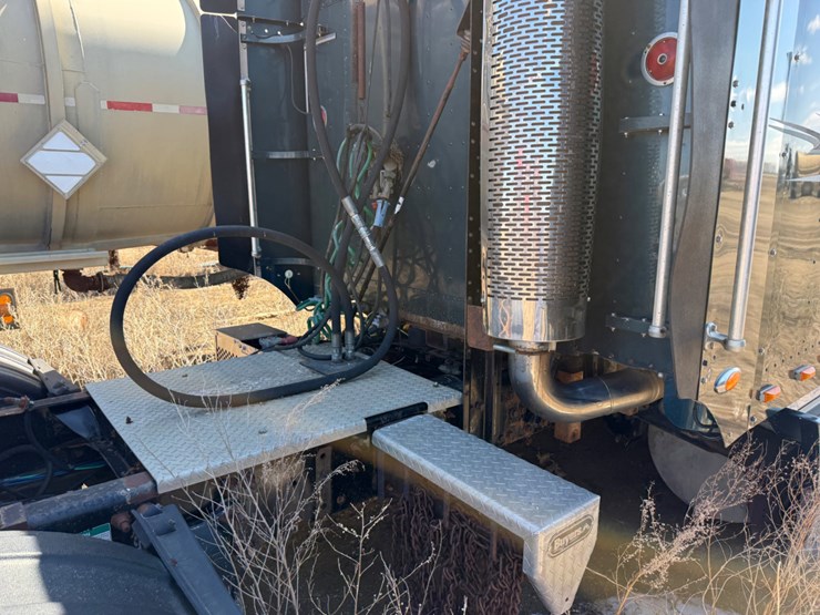 2000-freightliner-fld120-image-5