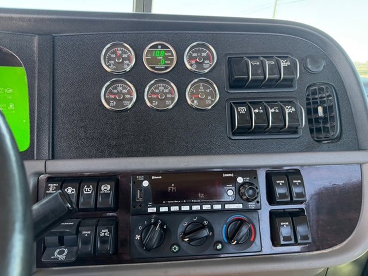 2022-peterbilt-389-image-11