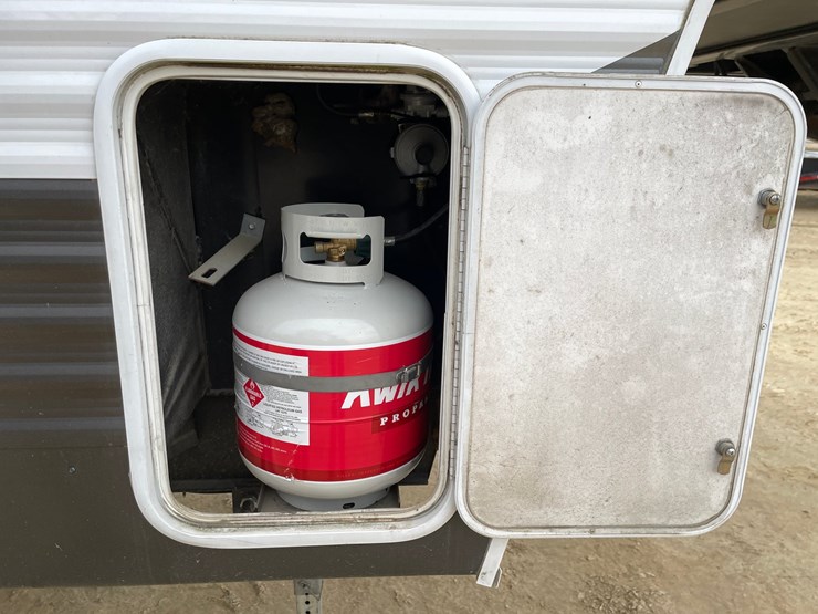 #201-•-2014-palomino-puma-253-fbs-27'-fifth-wheel-camper-(has-wi-title)-image-17