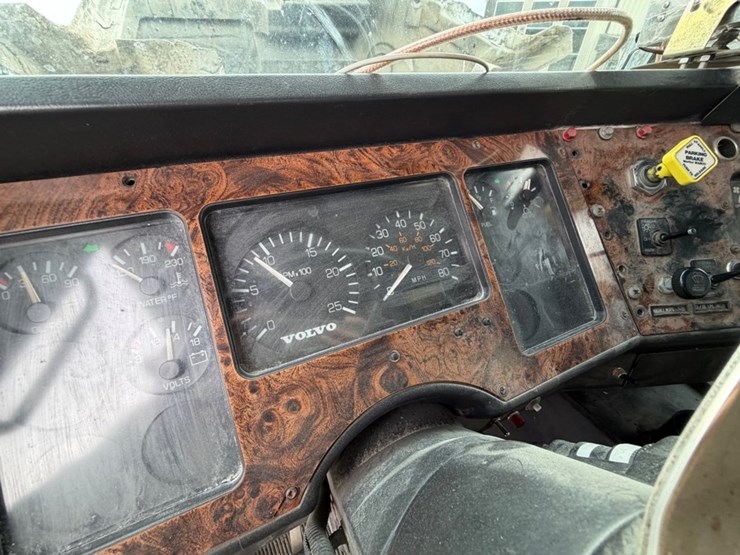 #31720-•-1999-volvo-tri-axle-dump-truck-image-9