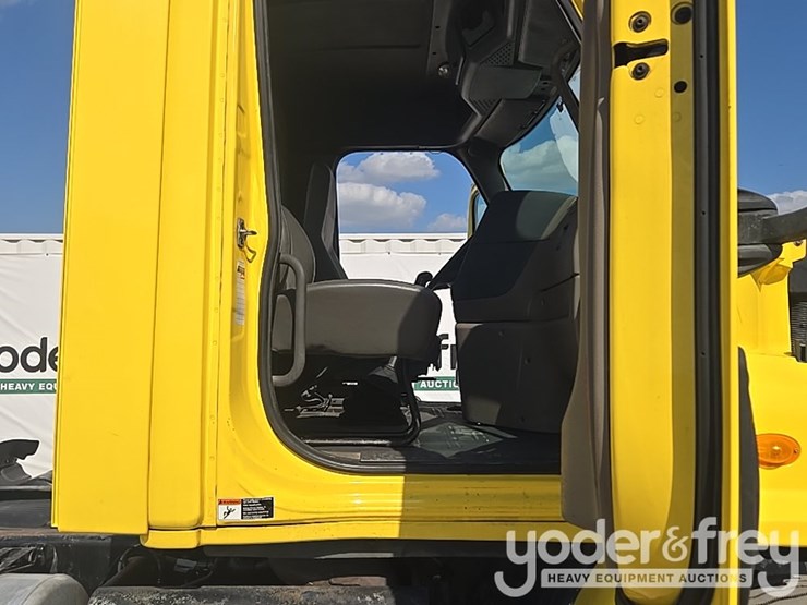 2014-freightliner-cascadia-113-image-97