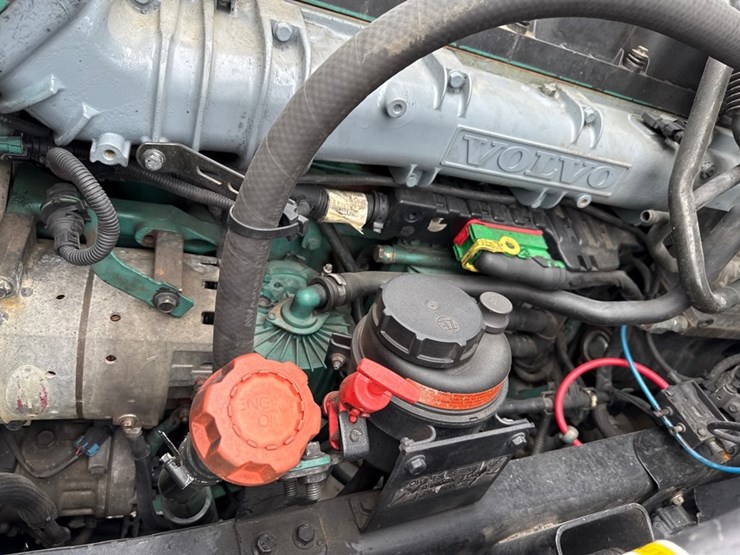 #31952-•-2010-volvo-vnl-tandem-axle-truck-tractor-image-29