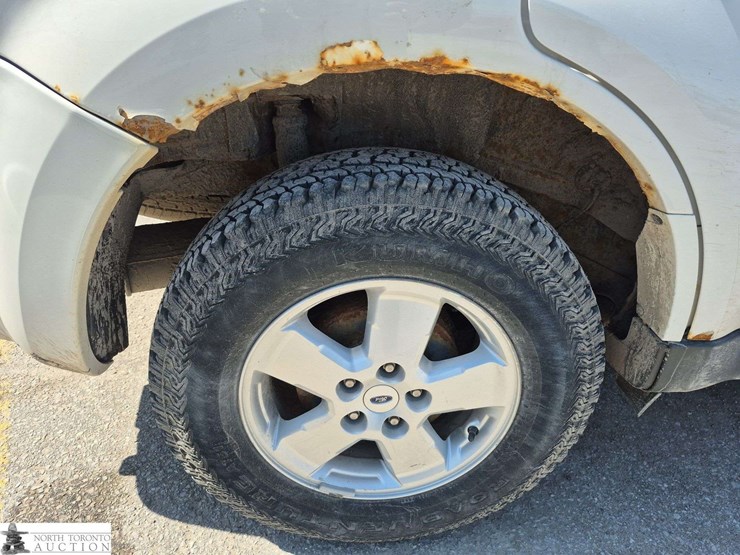 2010-ford-escape-image-30