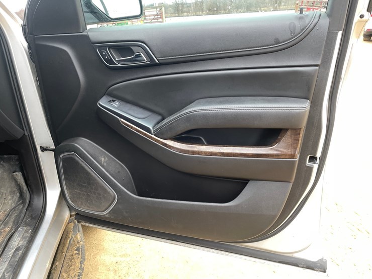 2015-chevrolet-suburban-image-41