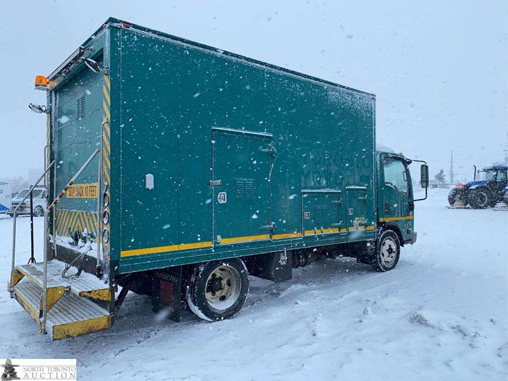 2010-isuzu-nqr-image-6