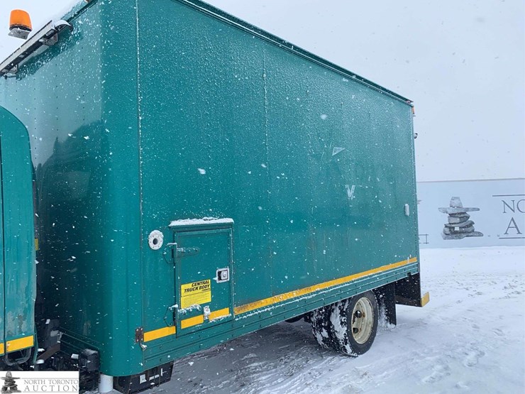 2010-isuzu-nqr-image-21